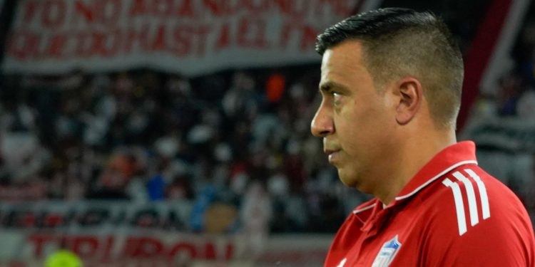 Farías insiste en su continuidad, pero asume la debacle de Junior