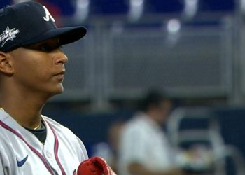 Didier Fuentes debuta con derrota, pero hace historia en Grandes Ligas