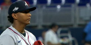 Didier Fuentes debuta con derrota, pero hace historia en Grandes Ligas