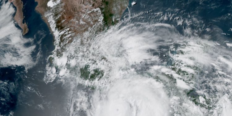 Huracán Erick deja un muerto y graves daños en el sur de México