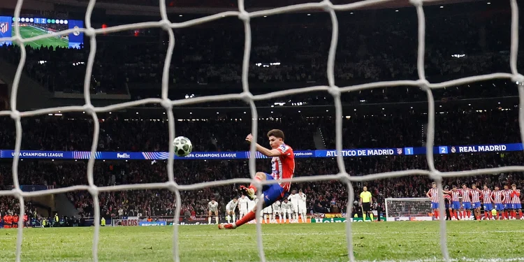 Cambios en la regla de penaltis: La IFAB permitirá repetir lanzamientos como el de Julián Álvarez