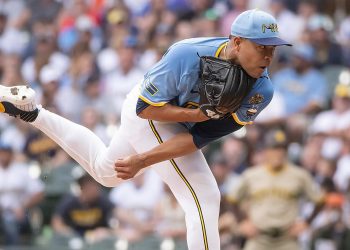 José Quintana cumple, pero vuelve a irse sin decisión con los Cerveceros