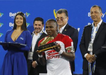 Del retiro a la gloria: Rodallega calla bocas y corona a Santa Fe