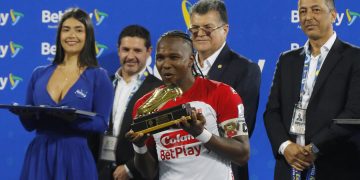 Del retiro a la gloria: Rodallega calla bocas y corona a Santa Fe