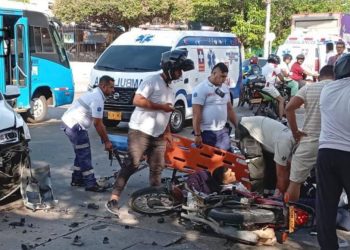 Accidente de tránsito entre vehículo particular y motocicleta deja un lesionado en Barranquilla
