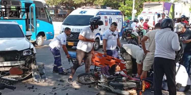 Accidente de tránsito entre vehículo particular y motocicleta deja un lesionado en Barranquilla