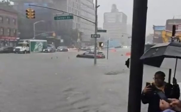 Emergencia por lluvias en Nueva York: estaciones de metro inundadas y más de 1.200 vuelos cancelados