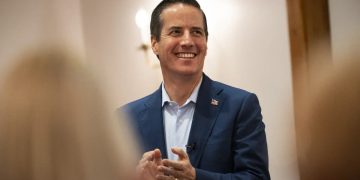 Senador Bernie Moreno advierte sobre “uso político” de la justicia en Colombia contra Álvaro Uribe