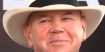 Gesto de John McNamara durante discurso de Petro se hace visible en transmisión oficial