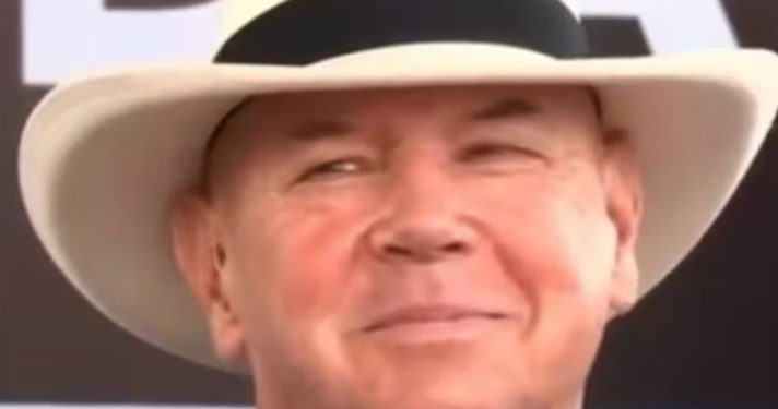 Gesto de John McNamara durante discurso de Petro se hace visible en transmisión oficial