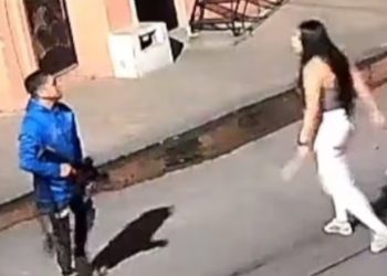 Feminicidio en Jalisco: hombre asesinó a su expareja con un fusil en plena vía tras golpearle el carro