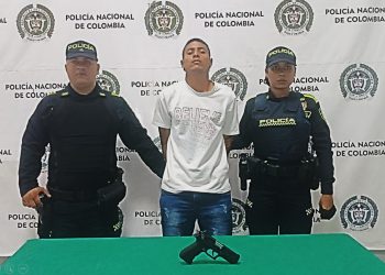 Policía captura a adulto y aprehende a menor por hurto a vehículo
