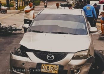 Accidente de tránsito entre carro y motocicleta en la calle 79 con carrera 51B de Barranquilla deja varios heridos