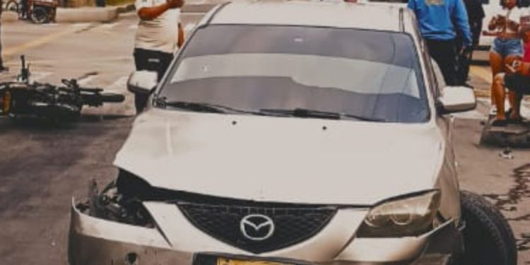 Accidente de tránsito entre carro y motocicleta en la calle 79 con carrera 51B de Barranquilla deja varios heridos