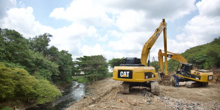 CRA inicia obras para recuperar capacidad hidráulica y ambiental del Arroyo León