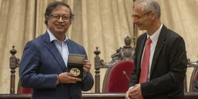 “Petro, el indeseado”: en España vuelven a pedir que le quiten medalla por llamar “genocidas” a los conquistadores