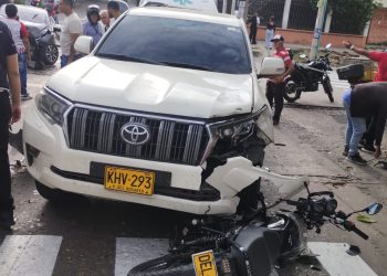 Aparatoso accidente genera caos vehicular y deja un motorizado herido en el norte de Barranquilla