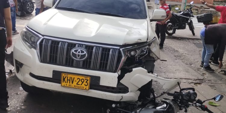 Aparatoso accidente genera caos vehicular y deja un motorizado herido en el norte de Barranquilla