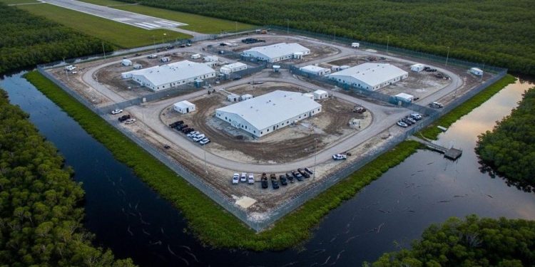 Trump inaugura ‘Alligator Alcatraz’, centro de detención de migrantes en los Everglades