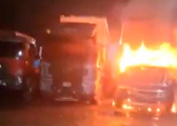 Terror en la vía a Buenaventura: seis tractomulas incineradas y un conductor herido en la madrugada