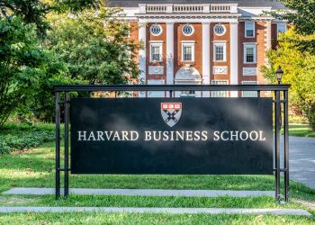 Estados Unidos abre investigación a Harvard por patrocinio de visados internacionales
