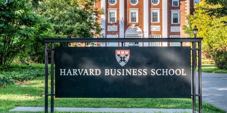 Estados Unidos abre investigación a Harvard por patrocinio de visados internacionales