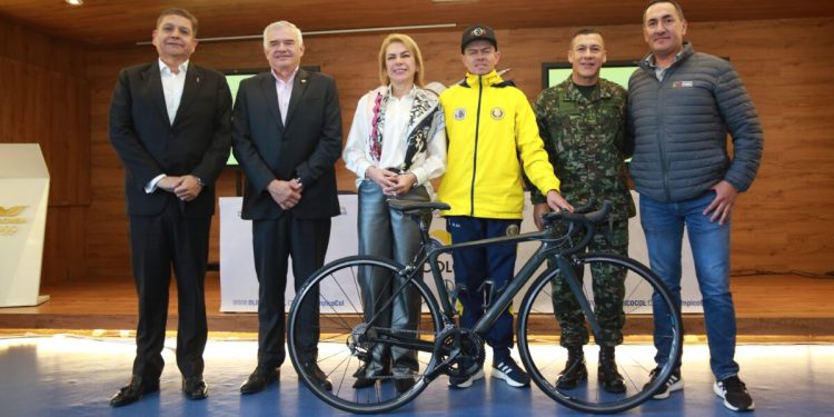 La Federación Deportiva Militar recibió implementación deportiva de ciclismo