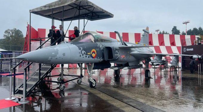Colombia evalúa compra de aviones Gripen de SAAB, exhibidos en Feria Aeronáutica de Rionegro