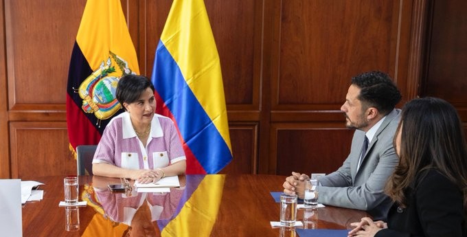 Canciller de Ecuador se reunió con funcionarios colombianos tras polémica por deportación masiva de reos