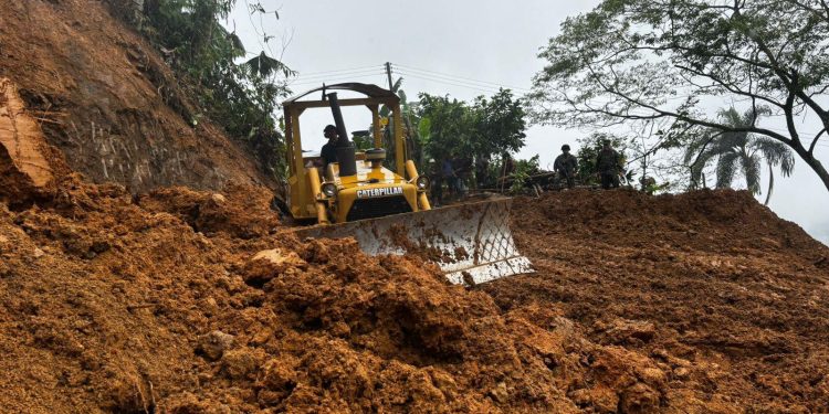 Ingenieros Militares restablecen paso tras deslizamiento en zona rural de Florencia, Caquetá