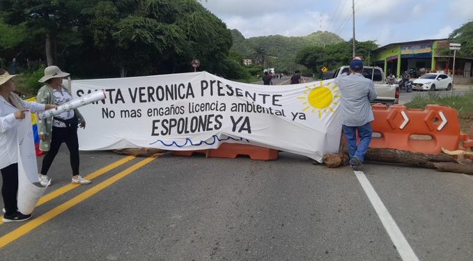 Bloqueo en la Vía al Mar: Caseteros de Santa Verónica exigen soluciones frente a la erosión costera