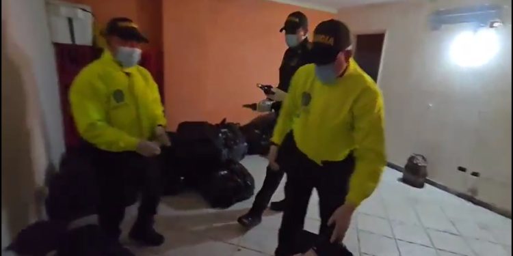 Autoridades incautan más de $200 millones en cigarrillos y licor de contrabando en el centro de Barranquilla