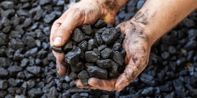 Gobierno colombiano prepara decreto para prohibir exportación de carbón a Israel