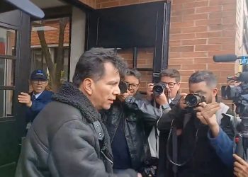 Tensión en Paloquemao: hombre fue reducido por la Policía tras intentar agredir a simpatizante de Álvaro Uribe