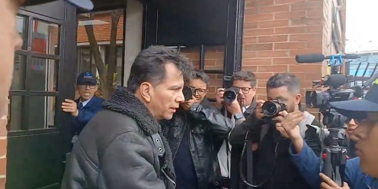 Tensión en Paloquemao: hombre fue reducido por la Policía tras intentar agredir a simpatizante de Álvaro Uribe