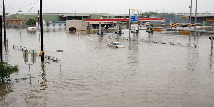 Sube a 25 el número de muertos por inundaciones en Texas; hay decenas de desaparecidos