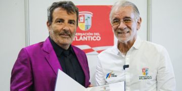 Gobernador Eduardo Verano entrega distinción al economista español Xavier Sala-i-Martín en el marco del Foro de la OCDE en Barranquilla