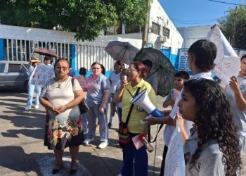 “Nos robaron el futuro”: padres y alumnos del Inocencio Chincá protestan tras millonario saqueo