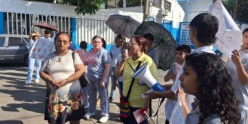 “Nos robaron el futuro”: padres y alumnos del Inocencio Chincá protestan tras millonario saqueo