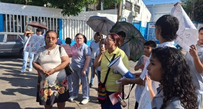 “Nos robaron el futuro”: padres y alumnos del Inocencio Chincá protestan tras millonario saqueo