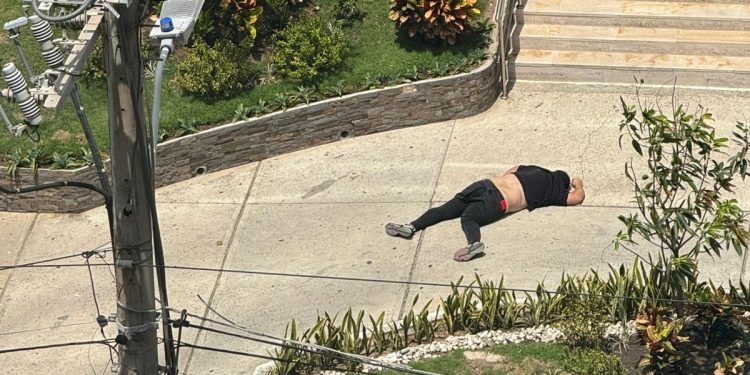 Obrero muere al caer desde el décimo piso de un edificio en el norte de Barranquilla