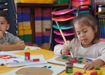 Barranquilla fortalece la atención integral a la primera infancia con entrega de kits de los proyectos Bilingüe Kids e Inclúyete + Kids