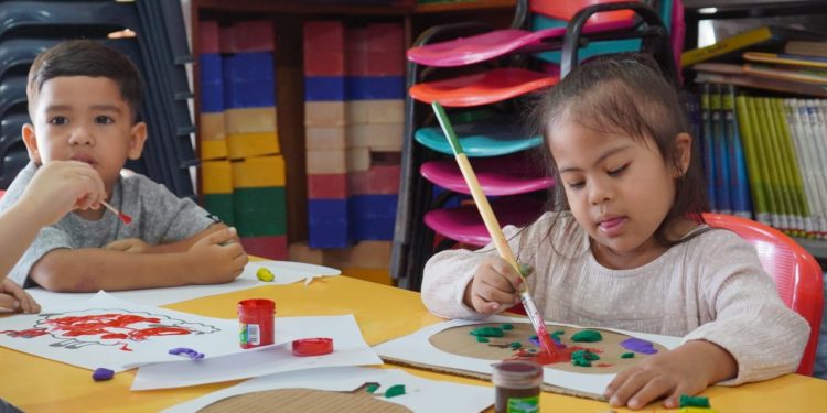 Barranquilla fortalece la atención integral a la primera infancia con entrega de kits de los proyectos Bilingüe Kids e Inclúyete + Kids