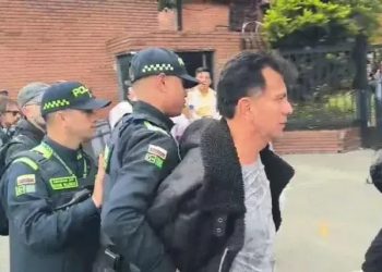 Tensión en Paloquemao durante juicio a Álvaro Uribe: detienen a manifestante por presunta agresión