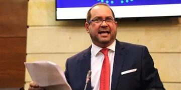 Primer enfrentamiento entre Petro y presidente del Senado por condena a Uribe