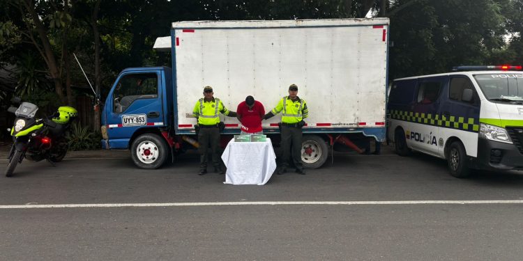 Policía captura a dos personas en la vía Sabanalarga a Palmar de Varela y recupera camión con mercancía robada