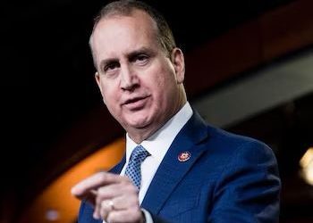 Congresista Mario Díaz-Balart promueve recorte del 50% en ayuda no militar a Colombia por “comportamiento errático” del gobierno Petro