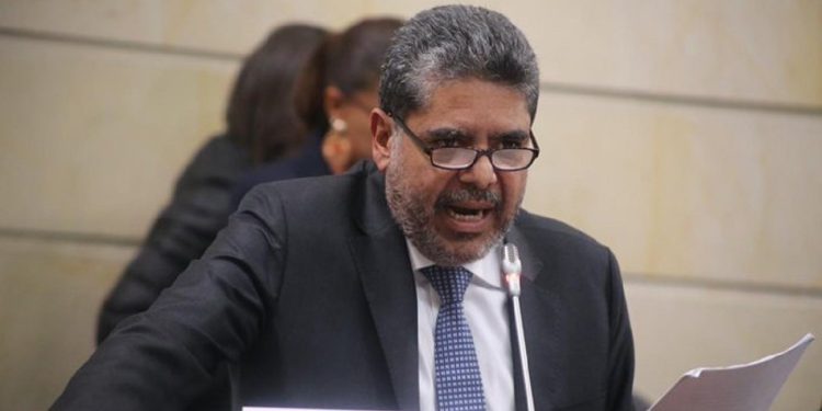 Contralor desmiente a Petro sobre deuda de las EPS: “No puedo sustentar que sean $100 billones”