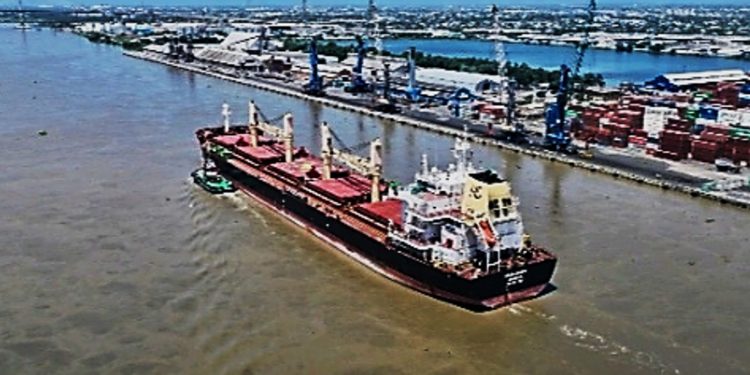 Histórico arribo en el Puerto de Barranquilla: nave china descarga 35.000 toneladas y rompe récord de carga