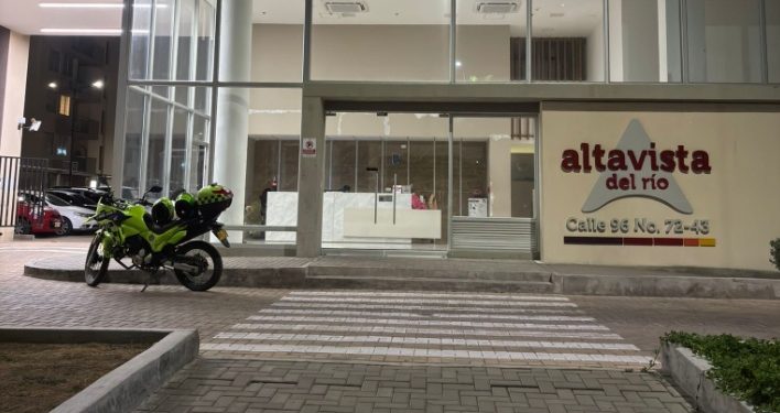 Altavista, baja seguridad: ladrones se llevan caja fuerte con dólares, joyas y relojes en edificio del norte de Barranquilla